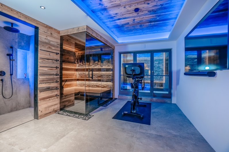 Interior Design Innenarchitektur modern alpin Altholz Wellness Fitness Sauna