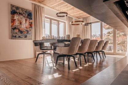Interior Design Innenarchitektur modern alpin Altholz Essbereich Tisch Stuhl Janua Freifrau Occhio